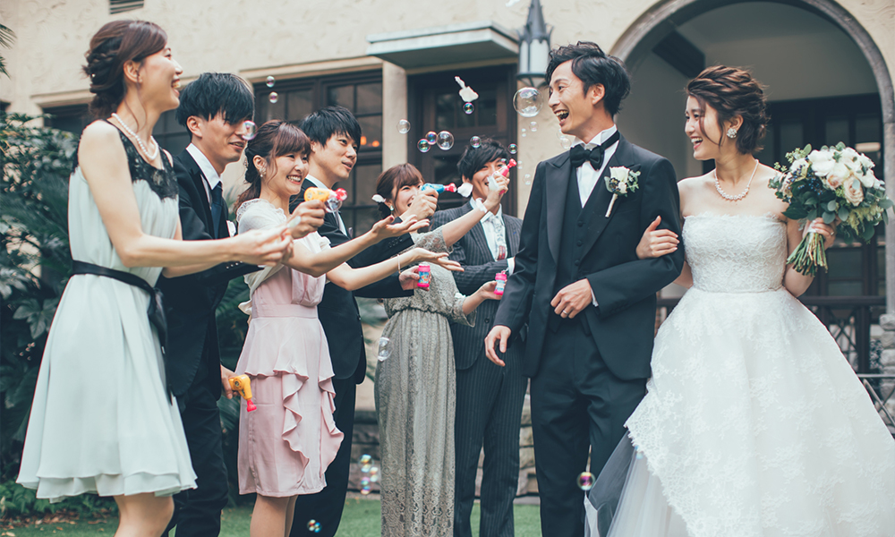プロフィールムービーのコメントは面白くしていい？結婚式で笑いと感動を両立する方法